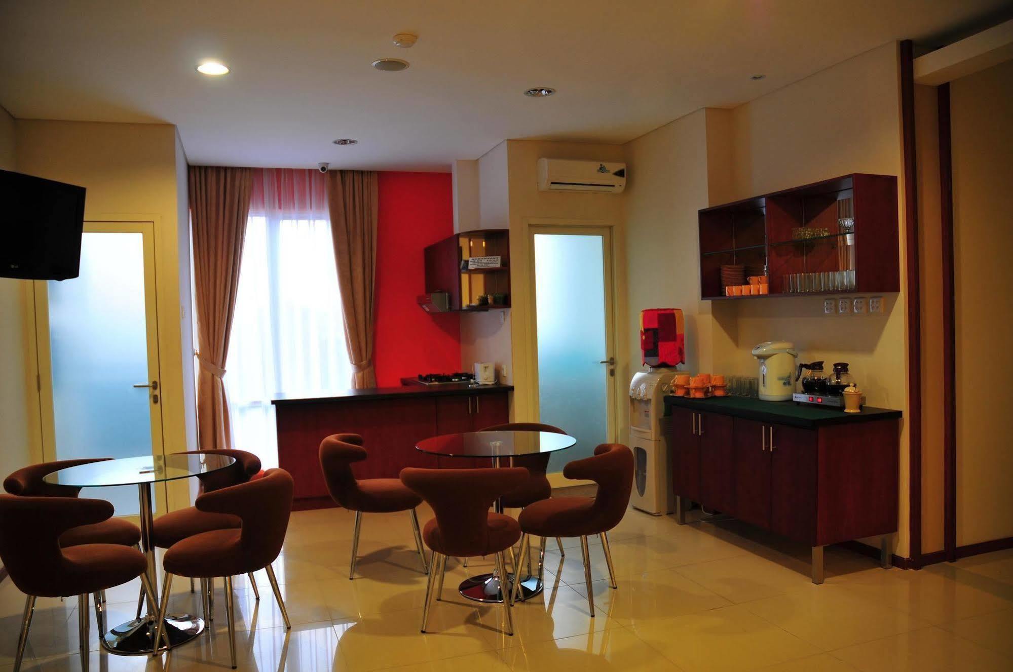 Capital O 1748 Thamrin Condotel Giacarta Esterno foto